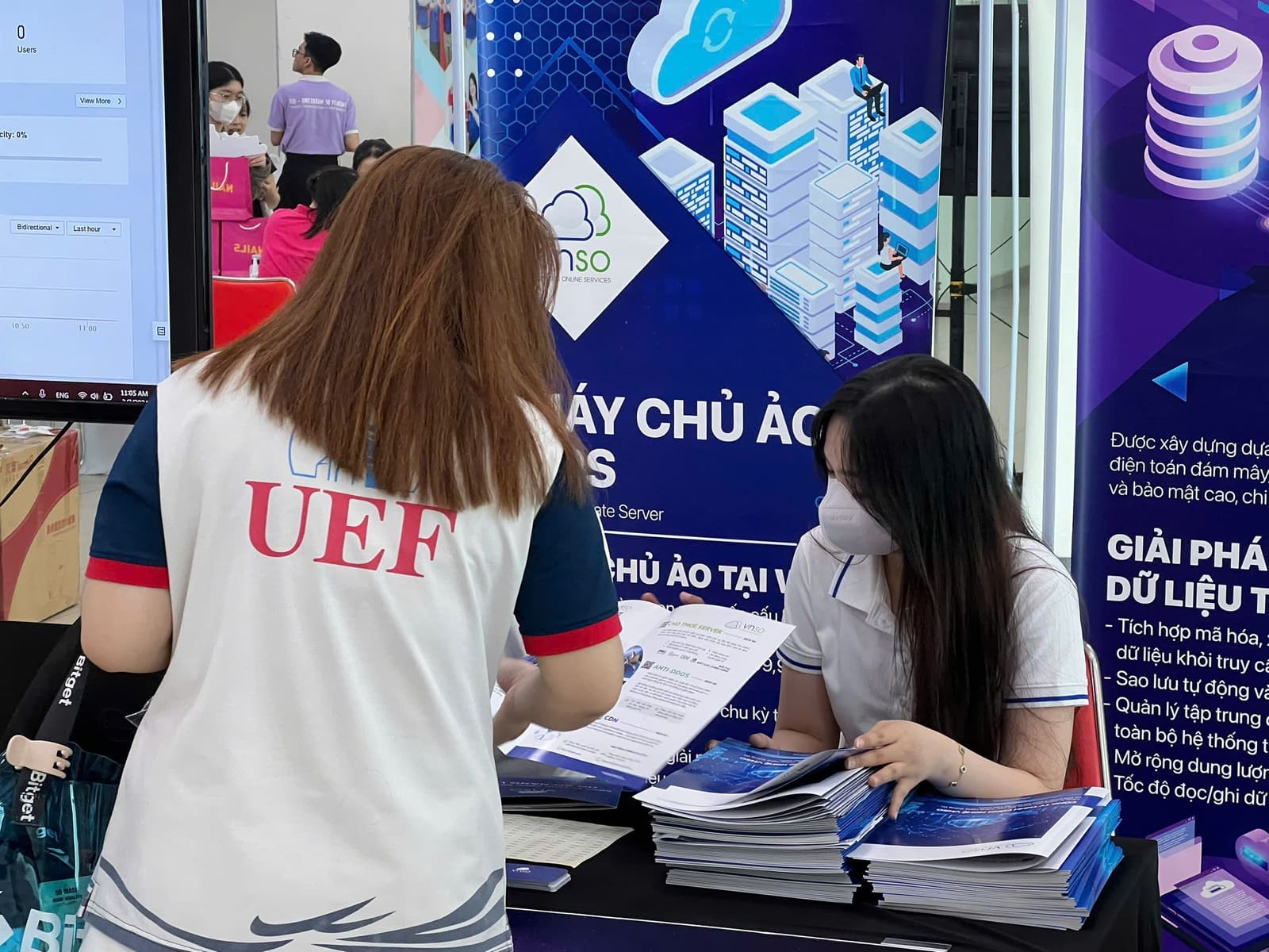 Gian hàng thu hút sự quan tâm của đông đảo sinh viên UEF