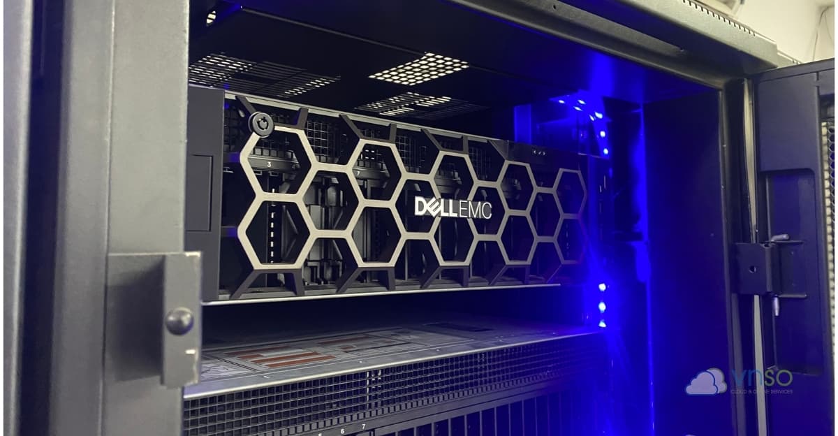 máy chủ Dell PowerEdge R940 trong tủ rack ngay tại trụ sở VNSO