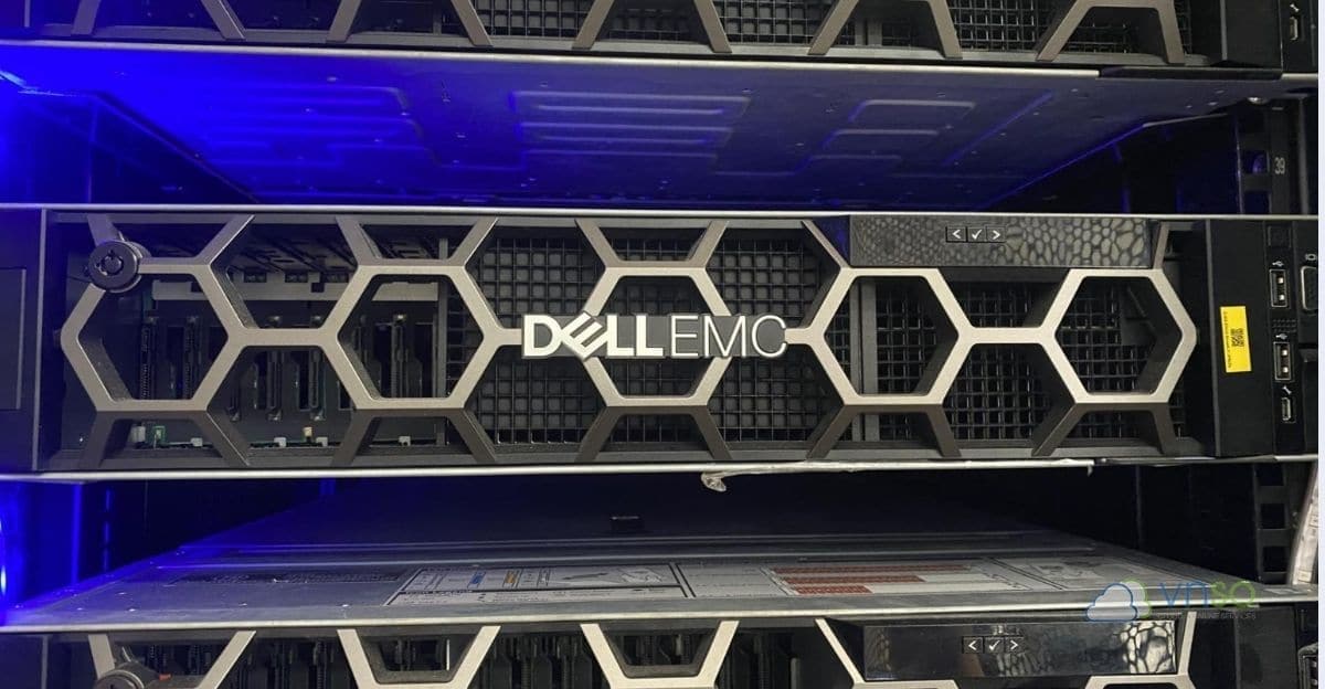 Máy chủ Dell PowerEdge trên tủ Rack tại hệ thống VNSO